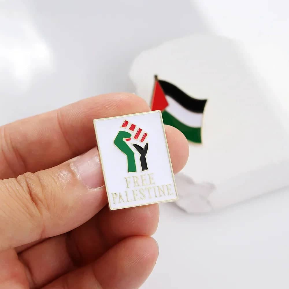 Badge Free Palestine poing levé